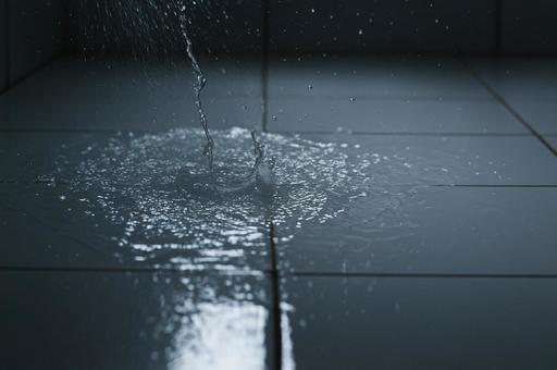 床に跳ねる水しぶきの写真