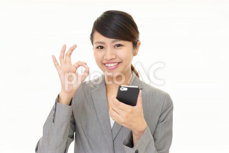 スマホを持ってOKサインの女性 女性,スマホ,スマートフォンの写真素材