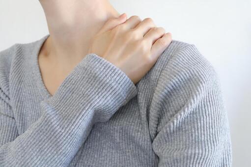 肩の痛みを感じる女性 肩の痛み,肩凝り,首の写真素材