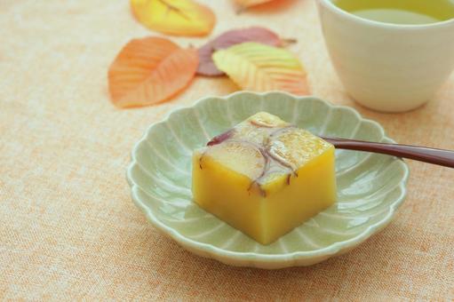 秋の和菓子 さつまいもの羊羹 秋の和菓子 さつまいもの羊羹の写真
