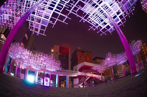 夜の輝く構造物 ライトアップ,光のインスタレーション,夜景の写真素材