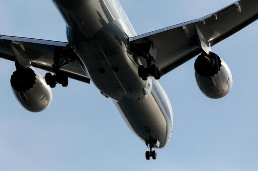 真下から見る着陸直前の飛行機｜ドアップ 飛行機,真下,腹部の写真素材