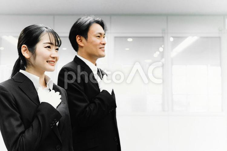 白手袋をつけた男女（鑑定士・運転手） 鑑定士,質屋,白手袋の写真素材