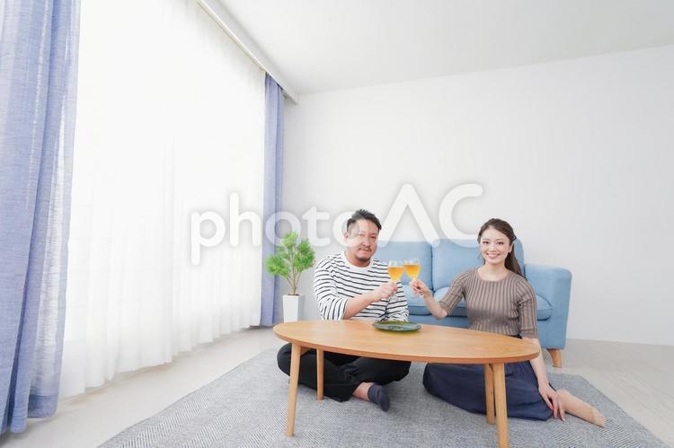 おうちで乾杯をする若い男女 自宅,ニュースタンダード,生活の写真素材