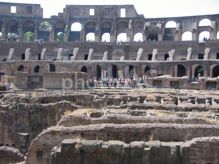 夏のイタリア　ローマ　コロッセオの内部 コロッセオ,ローマ,闘技場の写真素材