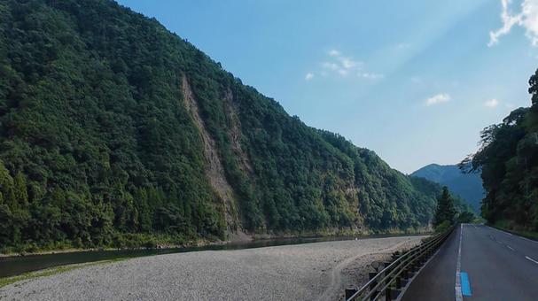 奥瀞道路から眺める百夜月の山々 奥瀞道路から眺める百夜月の山々の写真