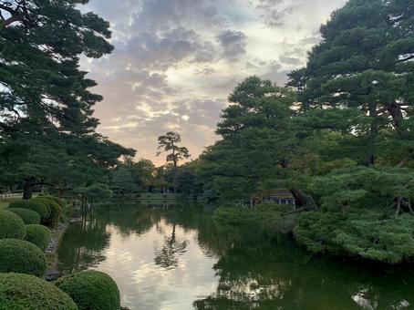 夕暮れに染まる静かな庭園 夕暮れに染まる静かな庭園 兼六園,夕暮れ,夕日の写真素材