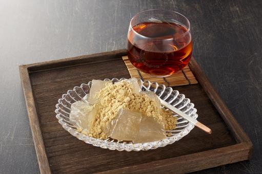 わらび餅【きな粉】とほうじ茶 わらび餅【きな粉】とほうじ茶の写真