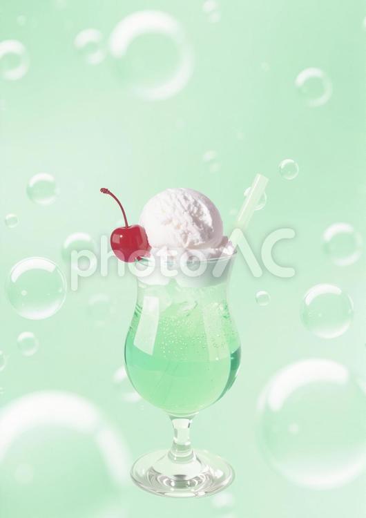 グリーンのクリームソーダ（泡模様の背景） クリームソーダ,飲み物,アイスクリームの写真素材