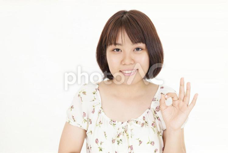 OKサインのジェスチャーをする女性 女性,笑顔,微笑むの写真素材