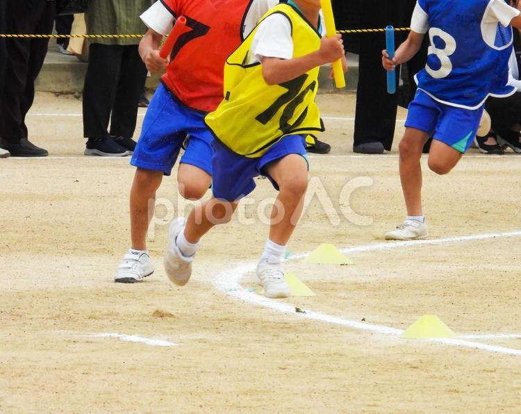 運動会で走る小学生 運動会,グラウンド,グランドの写真素材