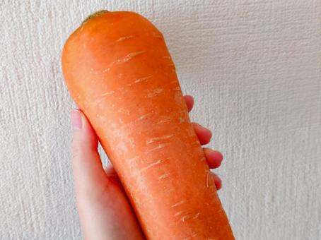 人参を手に持つ2 にんじん,手,カロテンの写真素材