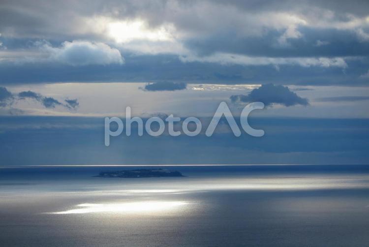 水面に描かれる光の舞台 海,反射,光の写真素材