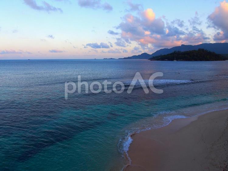 セーシェル　夕暮れの無人のビーチ セーシェル,海,夕暮れの写真素材