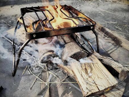 焚き火台と着火した炎 焚き火,焚き火台,火の写真素材