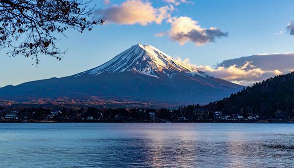 湖から望む山の写真