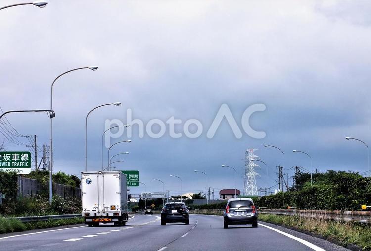 登坂車線という看板と三台横一列の車 道路,高速道路,横一列の写真素材
