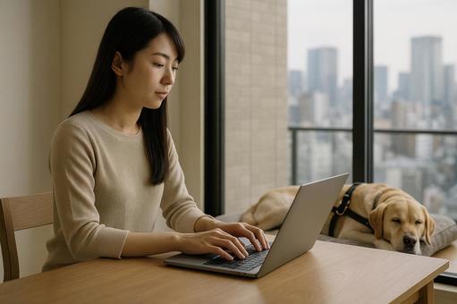 女性の在宅ワークと盲導犬の写真
