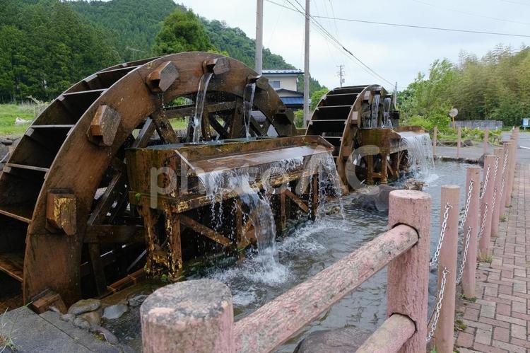 新緑に囲まれた二連水車の風景 新緑,水車,二連水車の写真素材