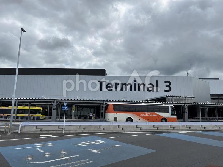 成田空港第3ターミナルとリムジンバス 成田空港,第３ターミナル,第３の写真素材