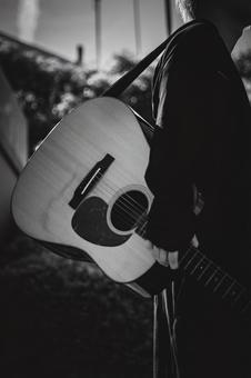 アコースティックギターを抱える人 アコースティックギターを抱える人 ギター,演奏,ミュージックの写真素材