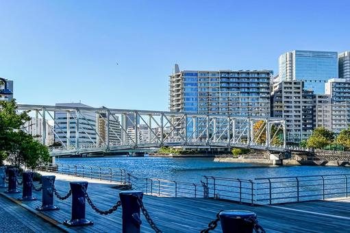 天王洲の板張りの遊歩道と橋とマンション群 天王洲ふれあい橋,天王州アイル,水辺の写真素材