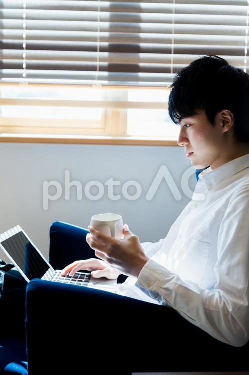 男性　おしゃれ　個性　リビング ノートパソコン,個性,男性の写真素材