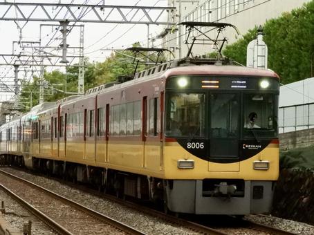 東福寺駅を発車した京阪8000系特急3 東福寺駅を発車した京阪8000系特急3 京阪電車,京阪特急,特急の写真素材