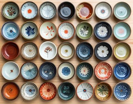 色とりどりの小皿 色とりどりの小皿の写真
