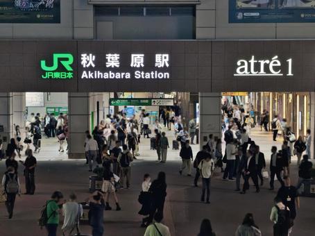 夜の秋葉原駅前の写真