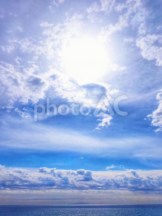 動きのある雲と太陽そして海 空,景色,背景の写真素材