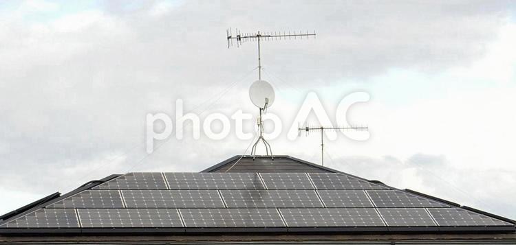 【風景写真】太陽光パネルとテレビアンテナ アンテナ,パラボラ,テレビの写真素材