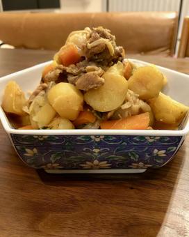 お皿いっぱいの肉じゃが お皿いっぱいの肉じゃが 肉じゃが,料理,食べ物の写真素材