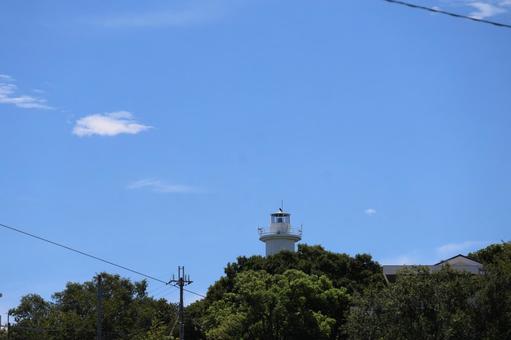 青空と白い灯台と緑の木々の森のある町 青空,白い,灯台の写真素材