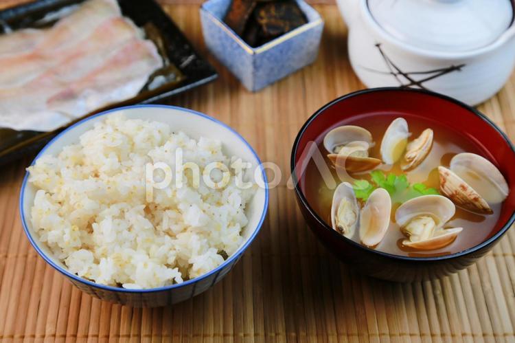 五穀米とあさりの味噌汁 五穀米,昼食,味噌汁の写真素材