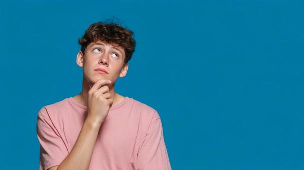 考え込むティーンエイジャーの男性 考え込むティーンエイジャーの男性の写真