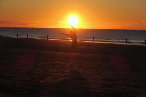 日出 第一個日出圖像 男性今天跳躍的姿勢 Asahi Sun Angler Sea Horizon Beach Sky Cloud Landscape Landscape 自然 日出 第一個日出圖像 男性今天跳躍的姿勢 Asahi Sun Angler Sea Horizon Beach Sky Cloud Landscape Landscape 自然