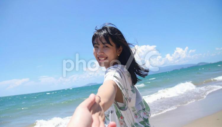 海岸デート 女性,リゾート,リラックスの写真素材