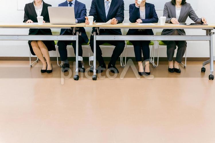 パソコン・タブレットを使うスーツ姿の男女 ビジネス,面接,面談の写真素材