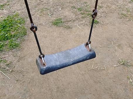 寂し気なブランコ ブランコ,ノスタルジック,懐かしいの写真素材