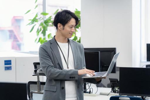 オフィスカジュアルの若い男性エンジニア オフィスカジュアルの若い男性エンジニア ビジネス,オフィス,エンジニアの写真素材