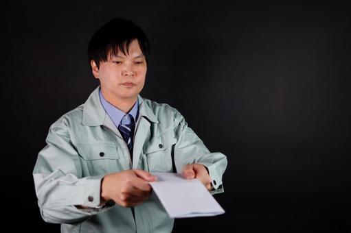 仕事中の男性作業員 仕事中の男性作業員の写真
