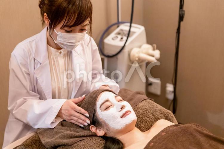 エステサロンで施術を受ける女性 パック,フェイスパック,角質の写真素材