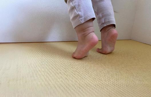 つかまり立ち 子ども 赤ちゃん つかまり立ち 子ども 赤ちゃん つかまり立ち,子ども,赤ちゃんの写真素材