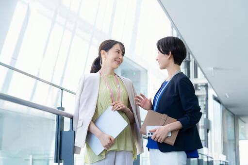 オフィスで仕事をするビジネスウーマン ビジネス,会議,ビジネスウーマンの写真素材