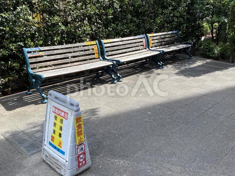 並ぶ公園のベンチと注意書き ベンチ,公園,休憩の写真素材
