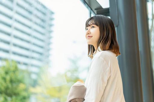 窓の外を見る女性 女性,人物,待ち合わせの写真素材