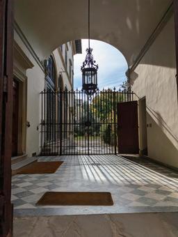 イタリアのパティオのある建物 イタリアのパティオのある建物 モデナ,イタリア,パティオの写真素材