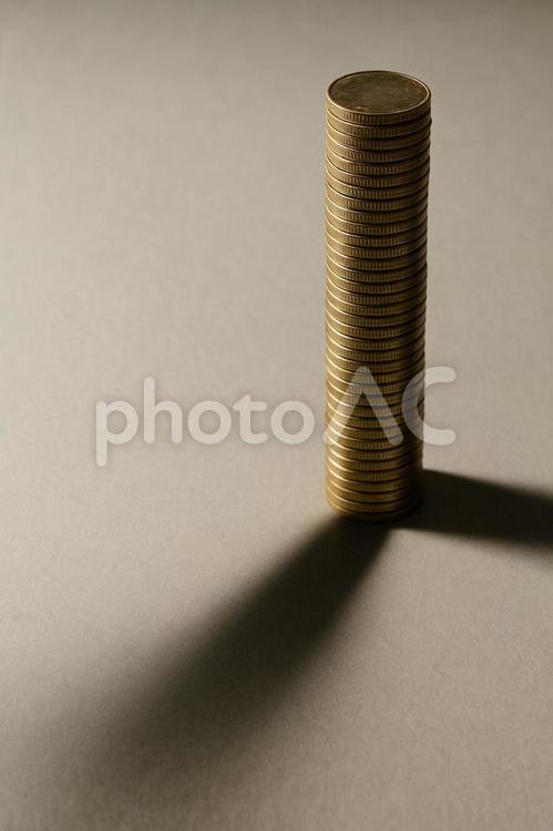 影を落とす富（積み上げた価値） 金貨,硬貨,コインの写真素材