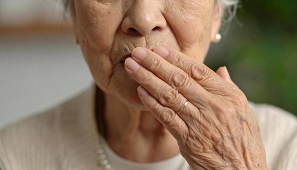 食事中、歯が痛む高齢者女性 食事中、歯が痛む高齢者女性の写真